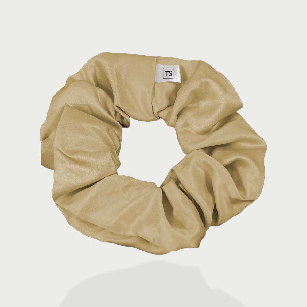 Scrunchies personalizados beige con etiqueta tejida personalizada