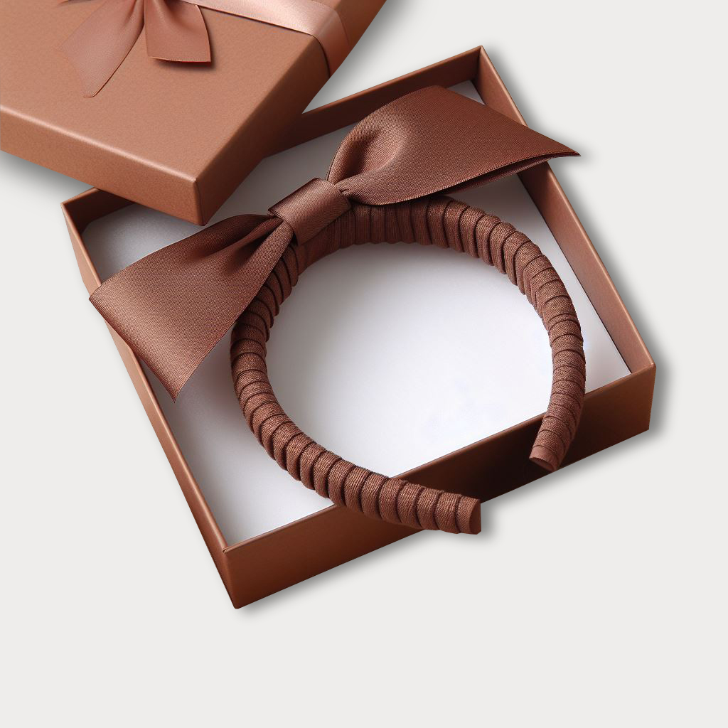 Caja de tapa dura marrón con una diadema personalizada también en marrón a juego